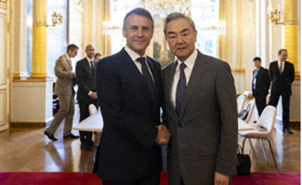 泸深策略 王毅前脚刚走, 法国扭脸搞事, 批评中国宣传歼10CE, 要为阵风正名